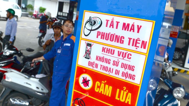 Đội PCCC quận Hoàng Mai (Hà Nội) cho biết: Từ trước tới nay, mặc dù đã có quy định về việc phạt hành chính đối với khách hàng sử dụng điện thoại ở cây xăng, tuy nhiên, trên thực tế chưa ghi phạt ai bao giờ.(Ảnh: TTO)